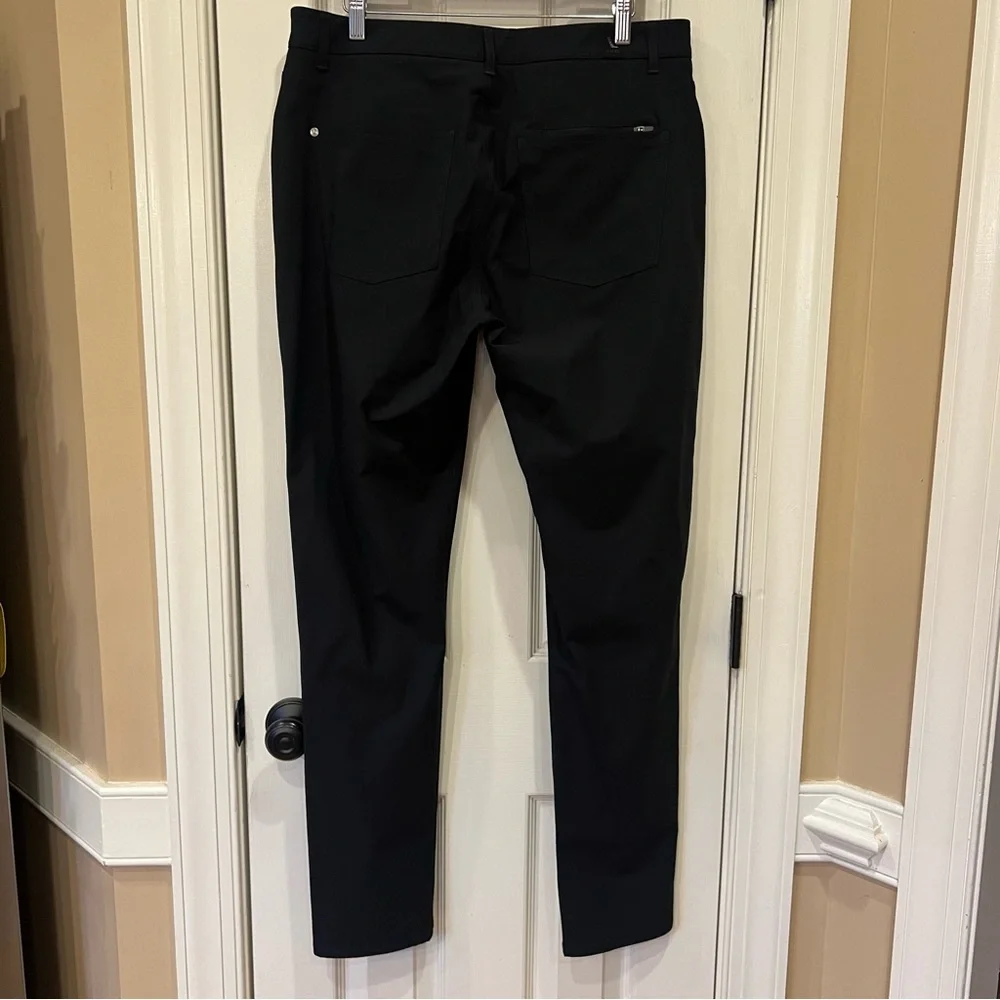 NEW Vuori Meta Pant Men’s 34 Black Athletic Slim Pants V430